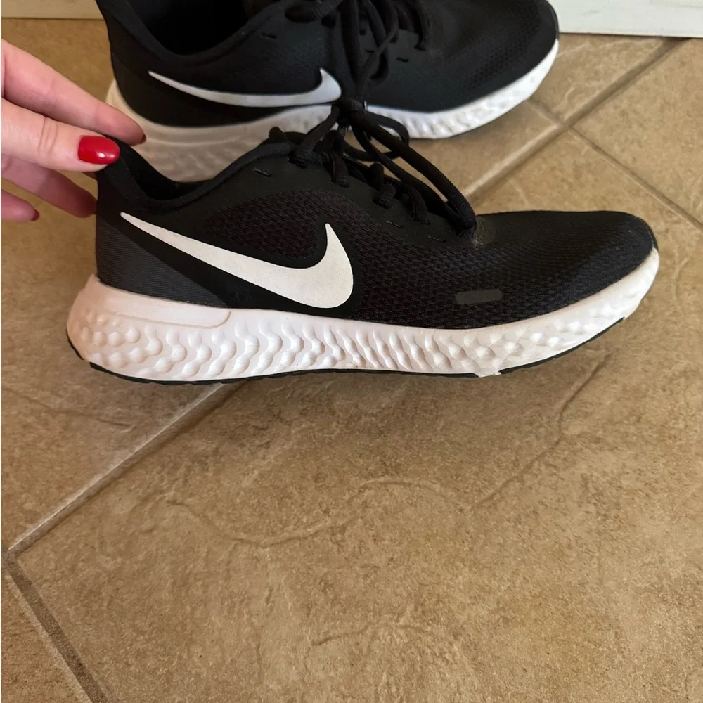 Nike Women's Black and White Running Shoes - Picture 1 of 5